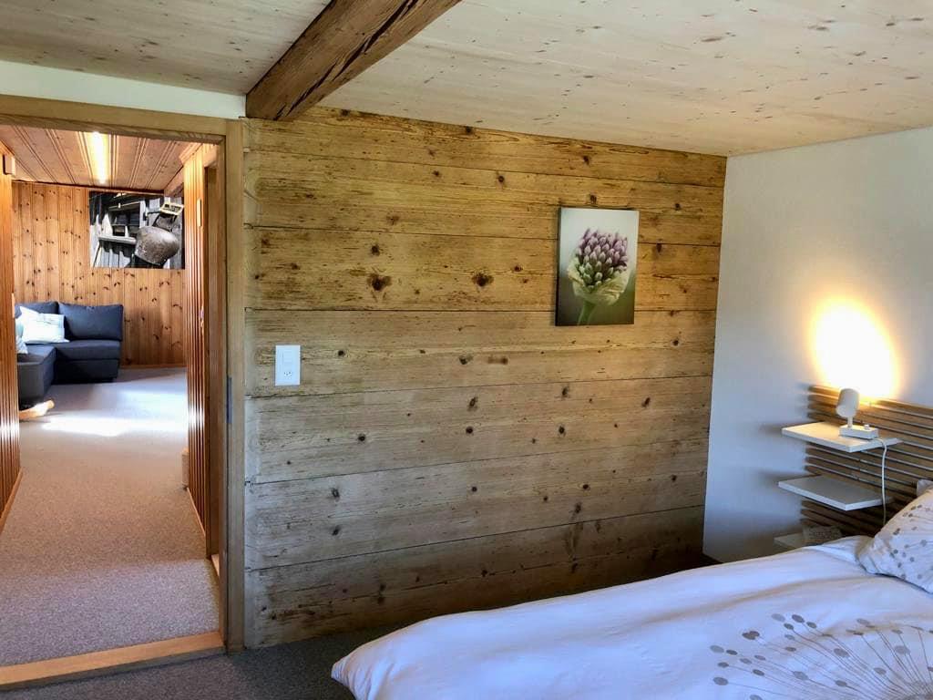 Schlafzimmer mit Strickwand