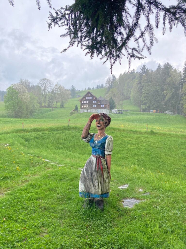 Sinnepark Figur im Regen