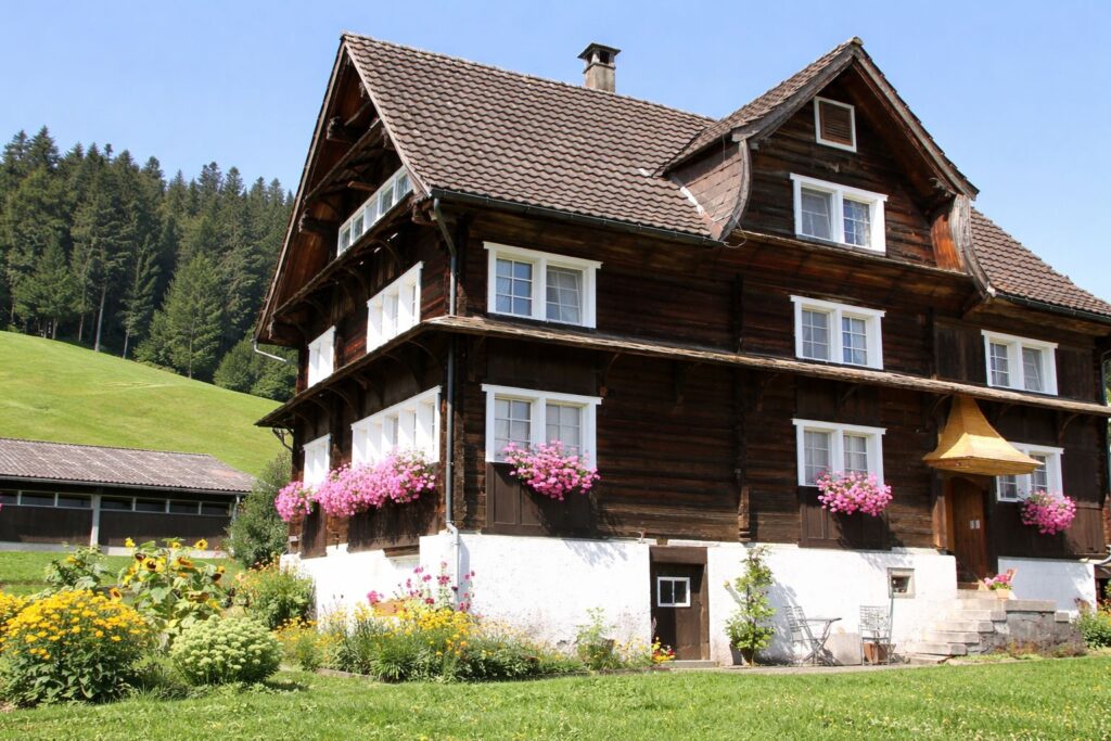 Bauernhaus mit rosa Geranien vor den Fenstern