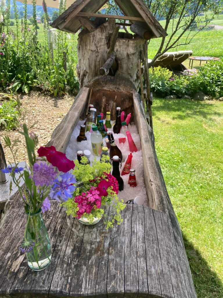 Brunnen im Garten gefüllt mit Eis und Getränken und Blumenbouquet