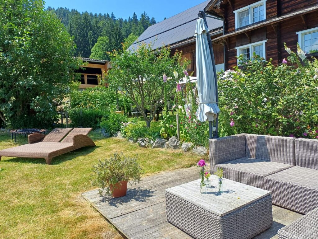 Loungebereich mit Doppelliege und Sonnenschirm