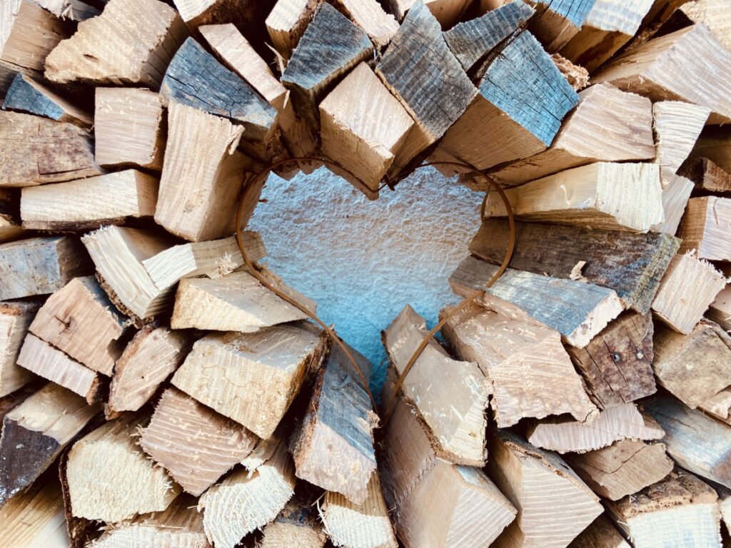 herz in holzscheiterhaufen